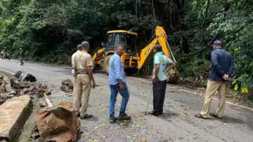 आंबोली घाटात भला मोठा दगड कोसळला : सुदैवाने जिवीतहानी टळली