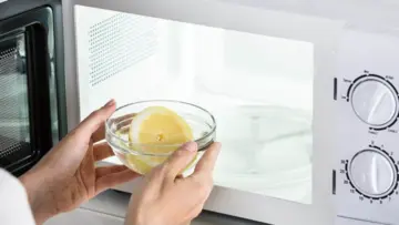 Microwave से आ रही है अजीब बदबू? ये आसान Hacks मिनटों में करेंगे कमाल, शेफ पंकज भदौरिया ने शेयर किए Tips