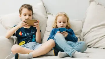 Parenting Tips: सुट्टीत मुलांचा स्क्रीनटाइम वाढलाय? मोबाईलपासून दूर ठेवण्यासाठी करा 'हे' सोपे उपाय