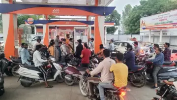 Petrol Diesel Price Today: पेट्रोल 115 रुपये, डीजल 104 रुपये, क्या आज रात बढ़ गए तेल के दाम?