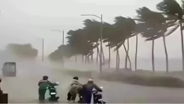 मौसम: कहीं भारी बारिश तो कहीं लू का अलर्ट, दिल्ली में छाएंगे बादल