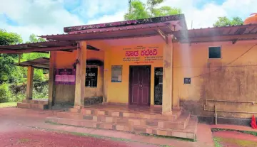 ಸಮಯಕ್ಕೆ ಬಾರದ ಅಧಿಕಾರಿಗಳು; ಸುಳ್ಳಳ್ಳಿ ನಾಡ ಕಚೇರಿಯಲ್ಲಿ ಜನರ ಗೋಳು