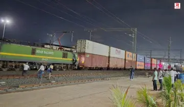 जेएनपीटीतून पहिली 'डबल स्टॅक कंटेनर' मालगाडी रवाना; मध्य रेल्वेचा ऐतिहासिक पराक्रम