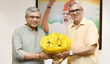 रेल मंत्री अश्विनी वैष्णव ने जम्मू-कश्मीर के मुख्यमंत्री उमर अब्दुल्ला से की मुलाकात; क्षेत्रीय कनेक्टिविटी को बढ़ावा देने के लिए अनंतनाग में वंदे भारत के नए ठहराव की घोषणा की