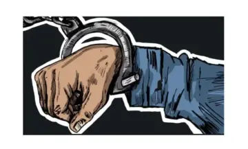 आधी रात एटीएम में सेंध लगाते चोर को पुलिस ने दबोचा