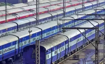 সুরক্ষা এবং পরিচালনগত দক্ষতা বৃদ্ধির জন্য ইস্ট-কোস্ট রেলের ৬৩১ রুট কিলোমিটারে 'কবচ' বসানোর জন্য ২৭০ কোটি টাকা বরাদ্দের প্রস্তাবে অনুমোদন দিয়েছে ভারতীয় রেল