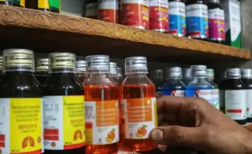 দোকানে চাইলেই আর মিলবে না কফ সিরাপ! শিশু মৃত্যুর পর ওষুধ বিক্রিতে কড়া কেন্দ্র