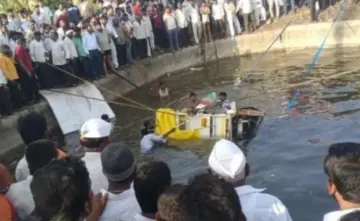 Maharashtra Road Accident: सोलापुर में दर्दनाक हादसा, पिकअप वैन के कुएं में गिरने से 8 लोगों की मौत, सीएम ने जताया दुख