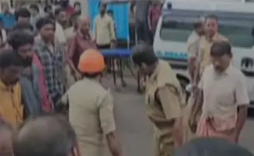 കൊല്ലത്ത് നിയന്ത്രണം വിട്ട ടിപ്പര്‍ ലോറി ബസ് സ്റ്റോപ്പിലേക്ക് ഇടിച്ചുകയറി മൂന്നു കുട്ടികള്‍ക്ക് ദാരുണാന്ത്യം