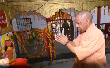 मुख्यमंत्री योगी ने योजनाओं के लाभार्थियों को बांटे चेक, चाबियां और स्वीकृति पत्र, कामाख्या धाम में झलकारी बाई की प्रतिमा का किया अनावरण