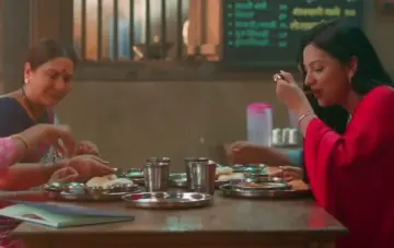 तेजश्री प्रधान आणि निवेदिता सराफ यांची पुन्हा भेट