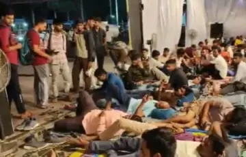 UP पुलिस भर्ती परीक्षा: हमीरपुर में फुटपाथ पर छात्रों ने गुजारी रात, लखनऊ के रेलवे स्टेशन पर भी रहा यही हाल