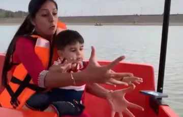 बोटिंग के दौरान बच्चे ने मां के हाथ से छीना iPhone और पानी में फेंका, VIDEO में देखें रिएक्शन