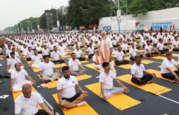 প্রধানমন্ত্রী নরেন্দ্র মোদী পশ্চিমবঙ্গের কলকাতার রেড রোড থেকে দ্বাদশ আন্তর্জাতিক যোগ দিবস উদযাপনের জাতীয় কর্মসূচির নেতৃত্ব দিলেন
