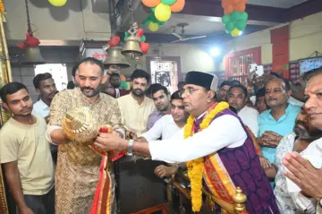 भोपालः मंत्री सारंग ने प्रधानमंत्री मोदी के नाम से छोला मंदिर में हनुमान जी को अर्पित की गदा