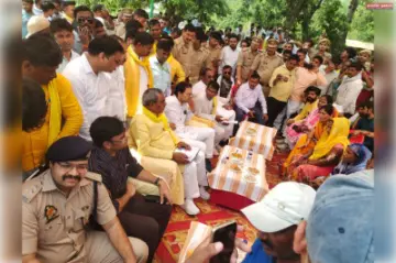 प्रभारी मंत्री ने अग्निकांड पीड़ितों से मुलाकात कर प्रदान की आर्थिक सहायता