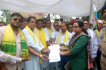 डोमा परिसंघ गोंडवाना गणतंत्र पार्टी एवं अन्य सामाजिक संगठनों ने बलिदान भूमि पर कैंटीन खोलने का किया विरोध,राष्ट्रपति के नाम ज्ञापन सौंपा