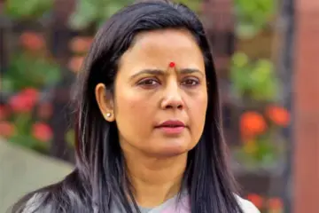 'বাইরে ডিম হাতে নিয়ে ওত পেতে বসে আছে, বেরোতে পারছি না!' চাঞ্চল্যকর অভিযোগ মহুয়া মৈত্রের