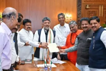 ಕೋರ್ಟ್ ಅಡಚಣೆ ನಿವಾರಿಸಿ ಎಸ್‌ಸಿ/ಎಸ್‌ಟಿ ಮೀಸಲಾತಿ ಜಾರಿಗೊಳಿಸಲು ಸಿಎಂ ಡಿ ಕೆ ಶಿವಕುಮಾರ್ ಅವರಿಗೆ ವಾಲ್ಮೀಕಿ ಶ್ರೀಗಳ ನಿಯೋಗದಿಂದ ಮನವಿ! | SC-ST Reservation