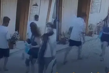 Viral Video: Vacation Gone Wrong! Man Tries To Liff Skirt Of Woman Tourist On Road, Safety Concerns Raised