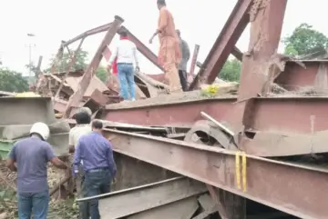 তারাতলায় নির্মীয়মাণ গুদাম ভেঙে মৃত্যু ৩ শ্রমিকের, স্থগিত কলকাতার সব নির্মাণকাজ! - এবেলা