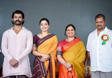 సొంత ఊరికి ఇచ్చిన మాట నిలబెట్టుకున్న విజయ్ దేవరకొండ.. 180 మంది విద్యార్థులకు స్కాలర్‌షిప్‌లు