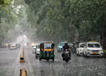 एनसीआर में मौसम का मिजाज: 15 जून को येलो अलर्ट जारी, बारिश और आंधी के बीच उमस भी करेगी परेशान