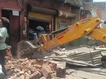 हमीरपुर के राठ में चला बुलडोजर, दर्जनभर अवैध कब्जे, पक्के निर्माण ढहाए