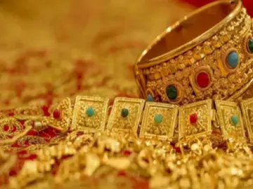 Gold Price Fall: क्या आपको सोने के गहने खरीदने चाहिए या गोल्ड SIP में निवेश करना चाहिए? जानिए क्या कहते हैं एक्सपर्ट्स