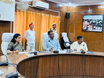 सड़क निर्माण कार्यों में लापरवाही पर सख्त हुए डीएम, अनुपस्थित अधिशासी अभियंता के खिलाफ कार्रवाई के निर्देश