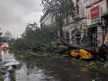 দক্ষিণে ঝড়বৃষ্টি, উত্তরে অতি ভারী বর্ষণ, কলকাতায় কেমন থাকবে আবহাওয়া?