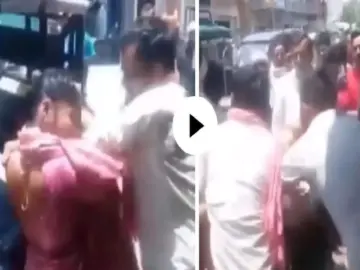 Video: पति को गर्लफ्रेंड के साथ रंगे हाथों पकड़ा, फिर हुई प्रेमिका और पत्नी में जमकर मारपीट, वीडियो देख उड़ जाएंगे होश