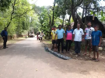 न्हावेली माजी उपसरपंच तथा विद्यमान सदस्य अक्षय पार्सेकर यांच्या इशाऱ्याची धडक दखल! निकृष्ट जोड रस्ता दुरुस्तीचे काम अखेर सुरू