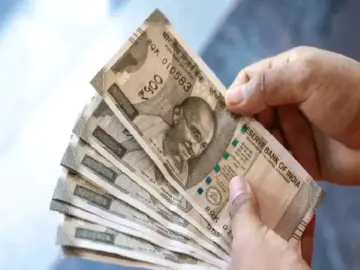 Vastu Shastra : घर में नहीं बच रहे पैसे, बिज़नेस में आ रही हैं दिक्कतें? तो अपनाएं ये तीन आसान उपाय