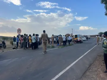 निरा-मोरगाव राज्य मार्गावर भीषण अपघात; दोन तरुणींचा जागीच मृत्यू, लहान मुलगा गंभीर जखमी