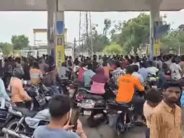 दंतेवाड़ा में पेट्रोल-डीजल की किल्लत, पंपों में भीड़