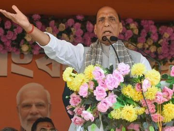 “বাংলায় দুর্নীতি ও সন্ত্রাসের অবসান ঘটাতে পরিবর্তন জরুরি”, মমতার সরকারকে তীব্র আক্রমণ রাজনাথের