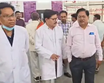 सीएमओ के औचक निरीक्षण में खुली लोहिया अस्पताल की पोल: डॉक्टर गायब, आयुष्मान काउंटर सूना; मरीजों का इलाज करने खुद कुर्सी पर बैठे डॉ. आनंद उपाध्याय