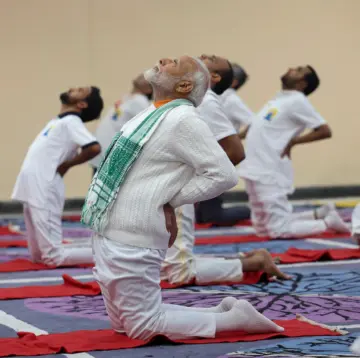 ಕೋಲ್ಕತ್ತ: ಅಂತರರಾಷ್ಟ್ರೀಯ ಯೋಗ ದಿನಾಚರಣೆ ಕಾರ್ಯಕ್ರಮದಲ್ಲಿ ಮೋದಿ ಭಾಗಿ