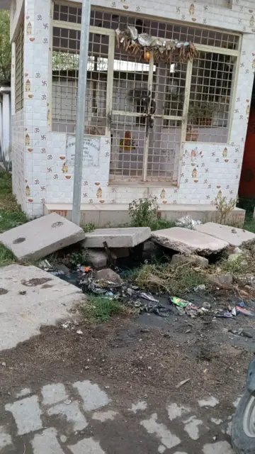 Jhansi :  शिकायत का निस्तारण कागजों में, गंदगी और बदहाली जमीन पर बरकरार