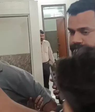 Etah News: एटा मेडिकल कॉलेज: डॉक्टर की धमकी का वीडियो वायरल, निजी अस्पताल कनेक्शन पर सवाल