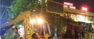 মধ্যরাতে বাংলা ফিরে গেলো উত্তর প্রদেশে - হাওড়া স্টেশনের বাইরে চললো বুলডোজার