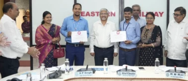 নিরাপত্তায় সতর্কতা ও দৃষ্টান্তমূলক কাজের জন্য দুই রেলকর্মীকে সংবর্ধনা দিলেন পূর্ব রেলের জেনারেল ম্যানেজার