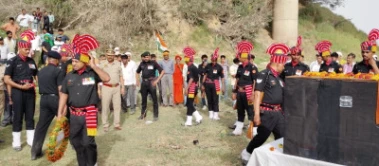 छुट्टी पर गांव आए जवान की सड़क हादसे में दर्दनाक मौत; नम आंखों से सैन्य सम्मान के साथ हुआ अंतिम संस्कार