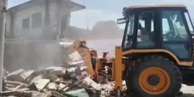 बहराइच में सरकारी जमीन पर चला योगी सरकार का बुलडोजर