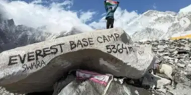 आठ वर्षीय निक्षा ने एवरेस्ट के बेस कैंप पर लहराया तिरंगा
