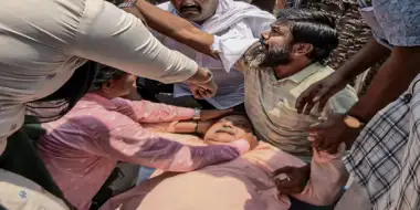 നടുറോഡില്‍ തലക്കിടിച്ച്‌ വീഴ്ത്തി; വീണപ്പോള്‍ ആള്‍ക്കൂട്ടം ഇരമ്പിപാഞ്ഞെത്തി മര്‍ദ്ദിച്ചു; ബംഗാളില്‍ കല്യാണ്‍ ബാനര്‍ജി എം.പിക്ക് നേരെയും ആക്രമണം
