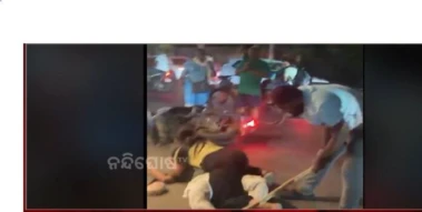 ପୁଣି ବର୍ବରତା : ବିଚ୍ ରାସ୍ତାରେ ଯୁବକ ଓ ତାଙ୍କ ମହିଳା ବନ୍ଧୁଙ୍କୁ ଆକ୍ରମଣ