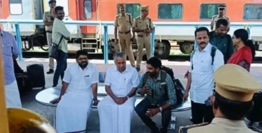 സ്‌റ്റീല്‍ ബെഞ്ചില്‍ ട്രെയിൻ കാത്തിരിക്കുന്ന പിണറായി'; കസേരയില്ല, പൊലീസ് കൂട്ടമില്ല; ട്രോളും കമന്റും നിറഞ്ഞ് സമൂഹമാധ്യമങ്ങള്‍