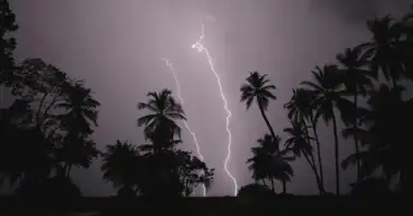 উত্তাল ঝোড়ো হাওয়া, বজ্রপাত আর বৃষ্টির জোড়া হুঁশিয়ারি! বাংলার একাধিক জেলায় দুর্যোগের সতর্কতা জারি IMD-র